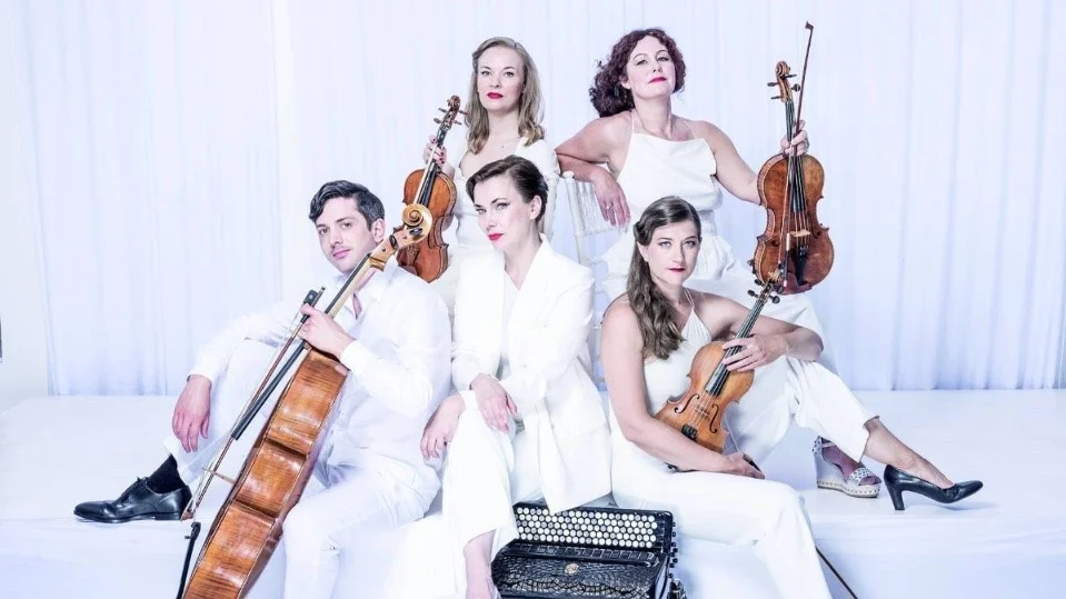 Minna Weurlander, ackordeon & Deseo String Quartet